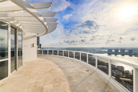 Condominio en venta en Sunny Isles Beach, Florida, 6 dormitorios, 532.05 m2 № 1071796 - foto 16