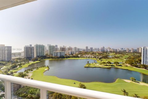 Condominio en venta en Aventura, Florida, 2 dormitorios, 101.45 m2 № 1071759 - foto 2