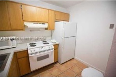 Condo in Miami, Florida, 1 bedroom  № 1233759 - photo 6