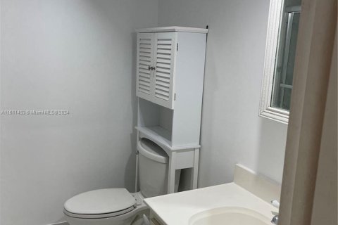 Condo in Miami, Florida, 1 bedroom  № 1233759 - photo 13