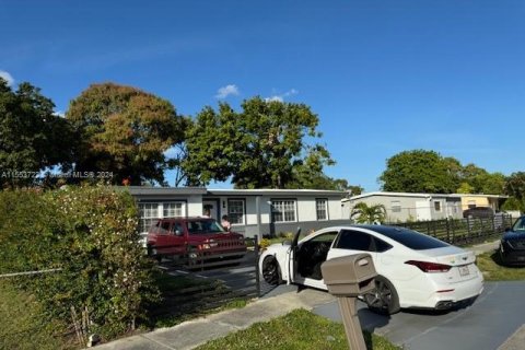 Villa ou maison à vendre à Lauderhill, Floride: 4 chambres, 148.74 m2 № 1078061 - photo 2