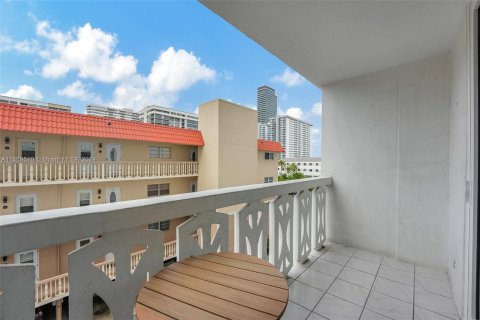 Condo in Hallandale Beach, Florida, 2 bedrooms  № 1388023 - photo 22