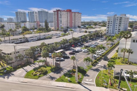 Condo in Hallandale Beach, Florida, 2 bedrooms  № 1388023 - photo 29