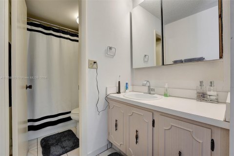 Condo in Hallandale Beach, Florida, 2 bedrooms  № 1388023 - photo 25