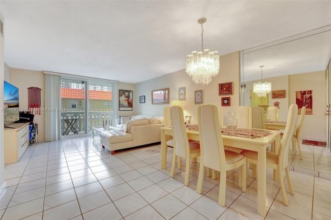 Condo in Hallandale Beach, Florida, 2 bedrooms  № 1388023 - photo 1