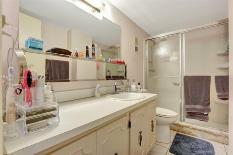 Condo in Hallandale Beach, Florida, 2 bedrooms  № 1388023 - photo 10