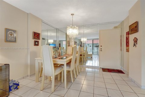 Condo in Hallandale Beach, Florida, 2 bedrooms  № 1388023 - photo 15