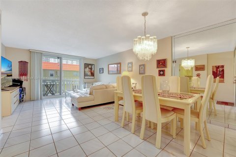 Condo in Hallandale Beach, Florida, 2 bedrooms  № 1388023 - photo 19