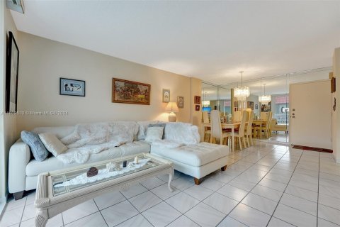 Condo in Hallandale Beach, Florida, 2 bedrooms  № 1388023 - photo 5