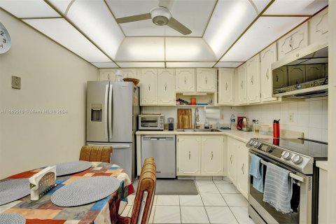 Condo in Hallandale Beach, Florida, 2 bedrooms  № 1388023 - photo 18