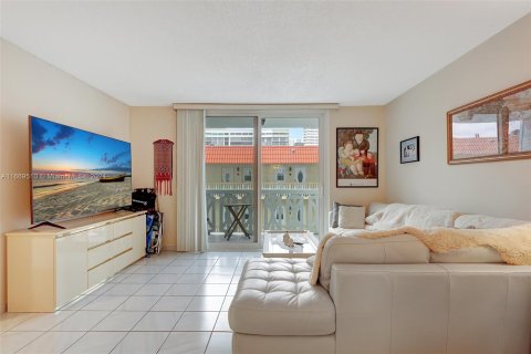 Condo in Hallandale Beach, Florida, 2 bedrooms  № 1388023 - photo 2