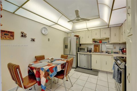 Condo in Hallandale Beach, Florida, 2 bedrooms  № 1388023 - photo 17