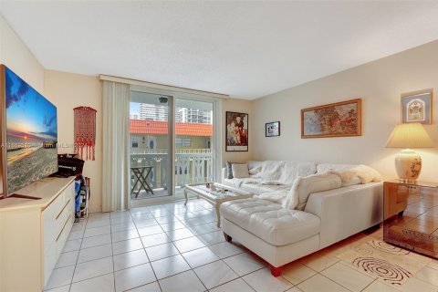 Condo in Hallandale Beach, Florida, 2 bedrooms  № 1388023 - photo 20