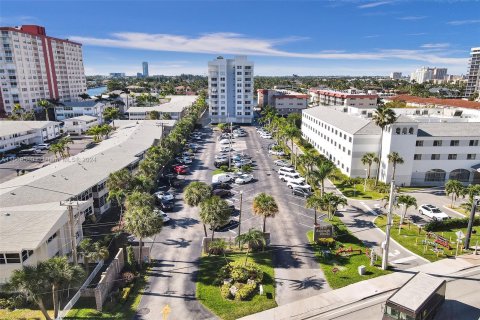 Condo in Hallandale Beach, Florida, 2 bedrooms  № 1388023 - photo 28