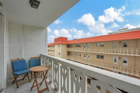 Condo in Hallandale Beach, Florida, 2 bedrooms  № 1388023 - photo 21