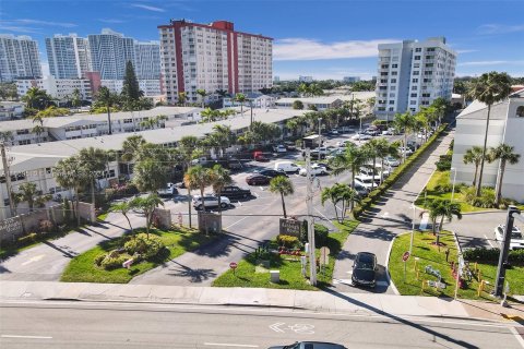 Condo in Hallandale Beach, Florida, 2 bedrooms  № 1388023 - photo 30