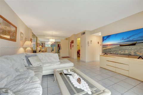 Condo in Hallandale Beach, Florida, 2 bedrooms  № 1388023 - photo 3