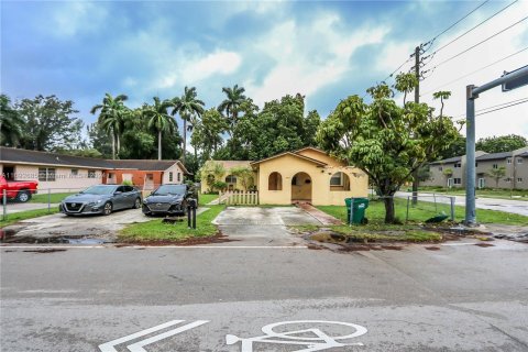 Propiedad comercial en venta en Miami, Florida, 208.84 m2 № 1440174 - foto 6