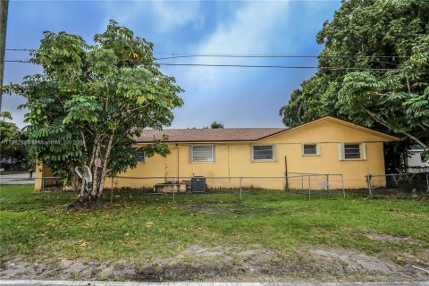 Propiedad comercial en venta en Miami, Florida, 208.84 m2 № 1440174 - foto 10