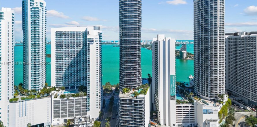 Condominio en Miami, Florida, 3 dormitorios  № 1399444