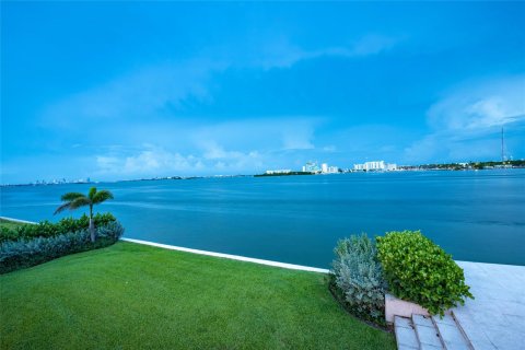 Villa ou maison à vendre à Miami, Floride: 5 chambres, 535.86 m2 № 1047949 - photo 18