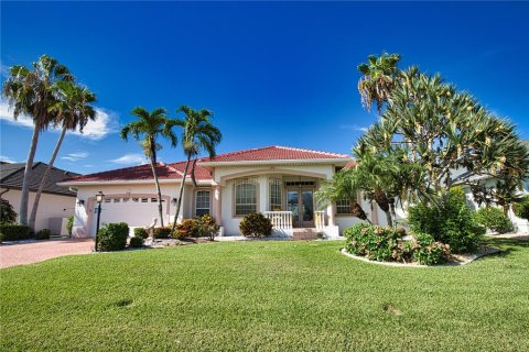 House in Punta Gorda, Florida 3 bedrooms, 252.51 sq.m. № 1304571 - photo 6