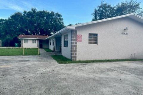 Commercial property in Miami, Florida № 1059784 - photo 1