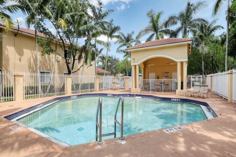 Townhouse in Tamarac, Florida 2 bedrooms, 112.78 sq.m. № 1227883 - photo 1