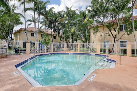 Townhouse in Tamarac, Florida 2 bedrooms, 112.78 sq.m. № 1227883 - photo 2