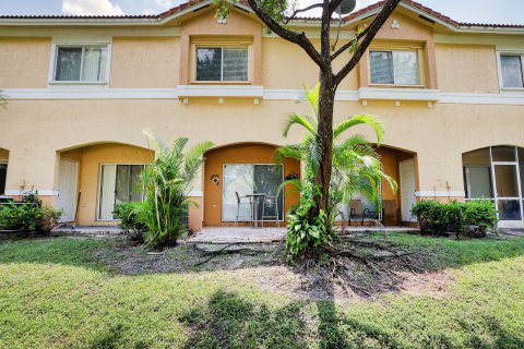 Townhouse in Tamarac, Florida 2 bedrooms, 112.78 sq.m. № 1227883 - photo 10