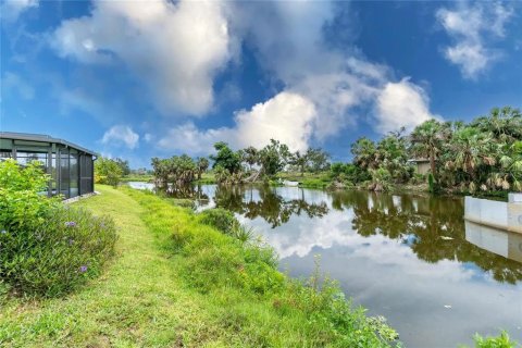 House in Port Charlotte, Florida 4 bedrooms, 135.36 sq.m. № 1341186 - photo 6