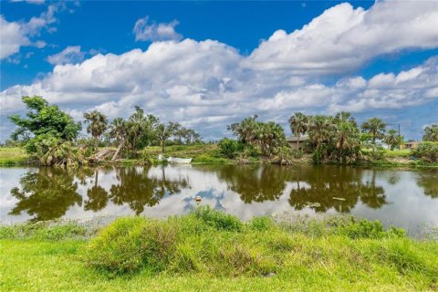 House in Port Charlotte, Florida 4 bedrooms, 135.36 sq.m. № 1341186 - photo 7