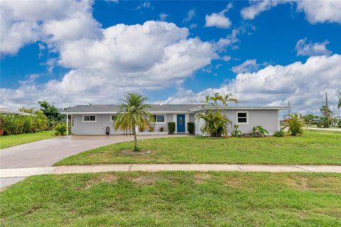 Villa ou maison à vendre à Port Charlotte, Floride: 4 chambres, 135.36 m2 № 1341186 - photo 1