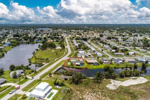 House in Port Charlotte, Florida 4 bedrooms, 135.36 sq.m. № 1341186 - photo 28