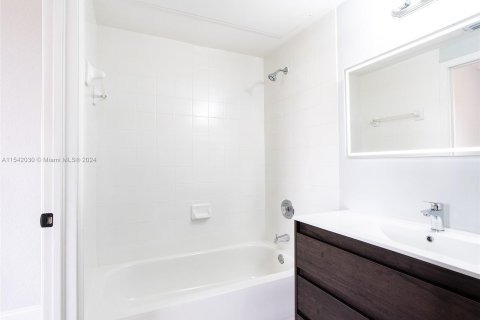 Condo in Sunrise, Florida, 3 bedrooms  № 1037802 - photo 17