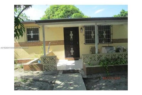 House in North Miami Beach, Florida 3 bedrooms, 152.36 sq.m. № 1282782 - photo 1