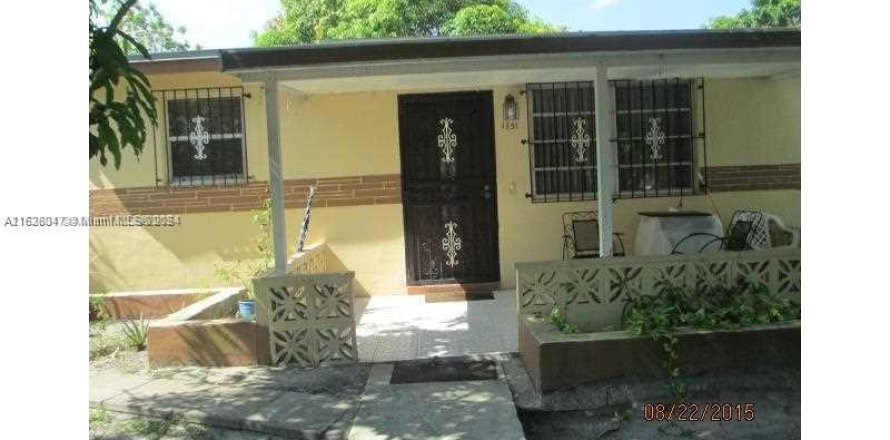 House in North Miami Beach, Florida 3 bedrooms, 152.36 sq.m. № 1282782