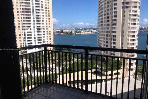 Condo in Miami, Florida, 1 bedroom  № 1400073 - photo 22