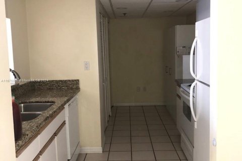 Condo in Miami, Florida, 1 bedroom  № 1400073 - photo 11