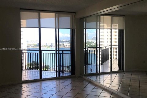 Condo in Miami, Florida, 1 bedroom  № 1400073 - photo 7