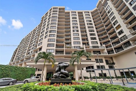 Condo in Miami, Florida, 1 bedroom  № 1400073 - photo 1