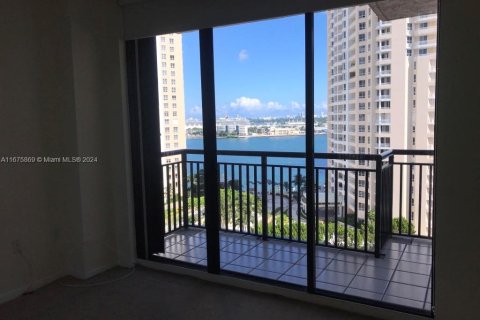 Condo in Miami, Florida, 1 bedroom  № 1400073 - photo 12