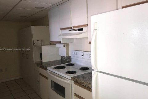 Condo in Miami, Florida, 1 bedroom  № 1400073 - photo 10