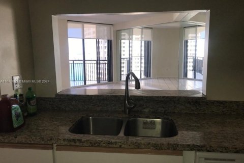 Condo in Miami, Florida, 1 bedroom  № 1400073 - photo 17