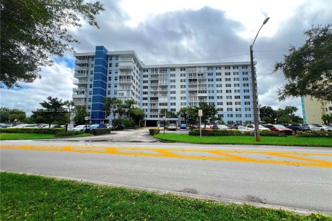 Condominio en venta en Hollywood, Florida, 1 dormitorio, 78.41 m2 № 1400127 - foto 1