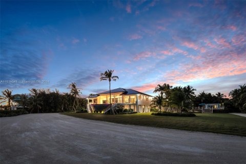 House in Islamorada, Village of Islands, Florida 6 bedrooms, 613.34 sq.m. № 1030961 - photo 17