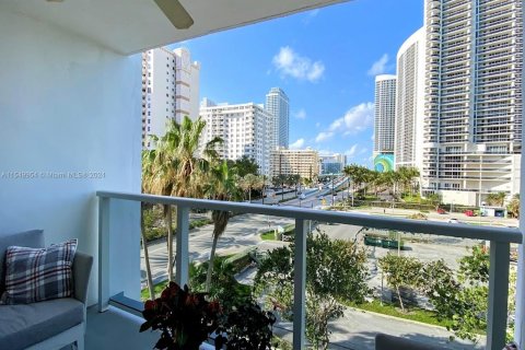 Condo in Hallandale Beach, Florida, 2 bedrooms  № 1065021 - photo 25