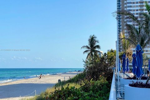 Copropriété à vendre à Hallandale Beach, Floride: 2 chambres, 133.78 m2 № 1065021 - photo 20