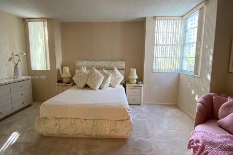 Condo in Hallandale Beach, Florida, 2 bedrooms  № 1065021 - photo 13