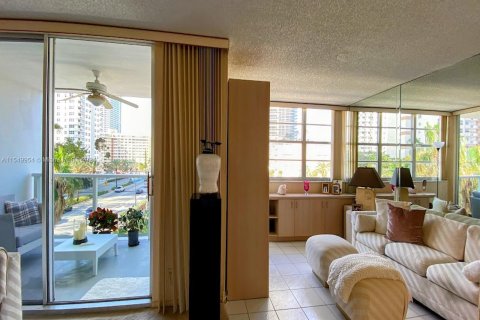 Copropriété à vendre à Hallandale Beach, Floride: 2 chambres, 133.78 m2 № 1065021 - photo 6